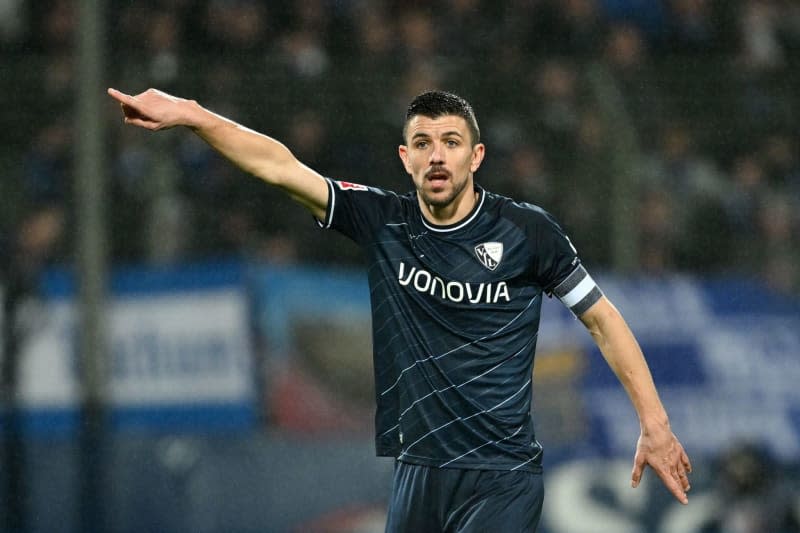 Bochum's Anthony Losilla gives instructions to his teammates during the German Bundesliga soccer match between VfL Bochum and Bayern Munich at Vonovia ruhrstadion Stadium. David Inderlied/dpa