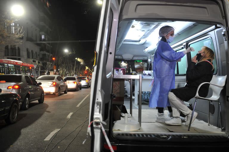 Testeos en la Avenida Belgrano en la ciudad de Buenos Aires