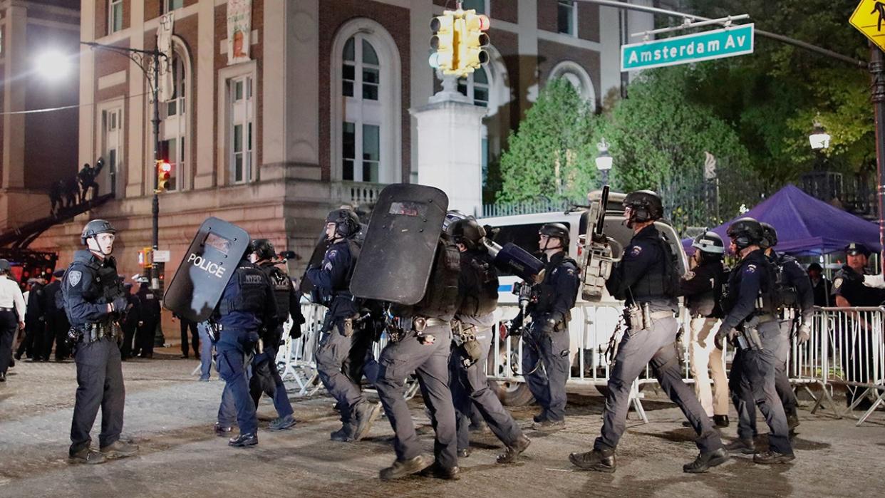 <div>NYPD officers arrive in riot gear to break into a building at Columbia University, where pro-Palestinian students are barricaded inside a building and have set up an encampment, in New York City on April 30, 2024. (Photo by KENA BETANCUR/AFP via Getty Images)</div>