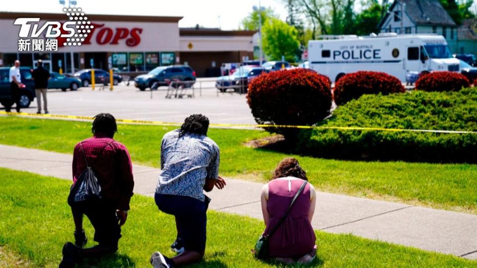 紐約州水牛城一家超市5月14日爆發出於種族動機的大規模槍擊血案。（圖／達志影像美聯社）