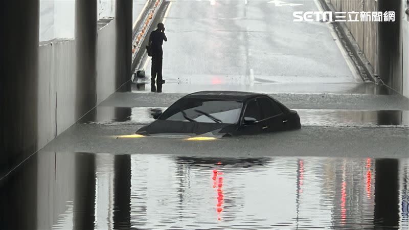 地下道因暴雨宣洩不及，淹水將近半個人身高，駕駛的車子也被卡住，動彈不得。（圖／翻攝畫面）