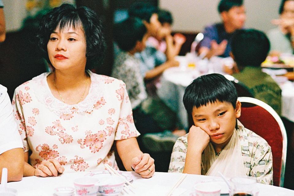 楊雁雁（左）以《爸媽不在家》獲金馬獎最佳女配角，片中她與童年時期的許家樂（右）演母子。（傳影互動提供）