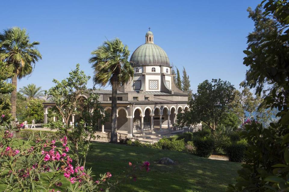 Iglesia de las Bienaventuranzas, en Tabgha, Israel, se encuentra en la cima del Monte de la Bienaventuranzas, en Galilea, se construyó entre 1936 y 1938 y tiene un diseño de planta octogonal, construida en un estilo neobizantino.).