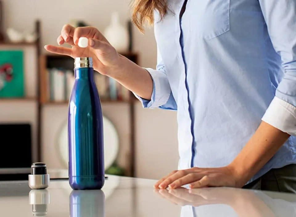 Aunque tengas los utensilios adecuados, fregar las botellas de agua puede ser incómodo y difícil. Este producto innovador te facilitará la tarea. (Fuente: Amazon)
