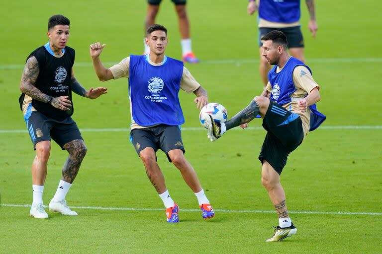 Lionel Messi, en el comienzo del entrenamiento, junto con Enzo Fernández y Lucas Martínez Quarta