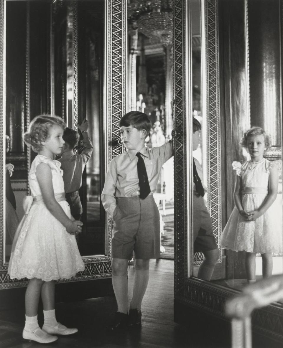 El actual rey de niño junto a su hermana menor, la princesa Ana, en 1956. Crédito: Antony Armstrong-Jones/Royal Collection Trust