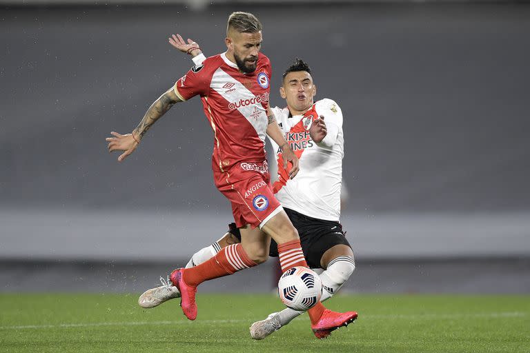 Miguel Torrén lucha por el balón con Matías Suárez; River y Argentinos Juniors prometen otro duelo de alto voltaje por la Copa Libertadores