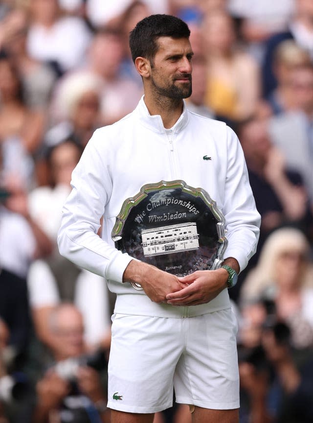 Novak Djokovic sostiene el trofeo de subcampeón 