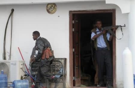 Somali police take position after Islamist group al Shabaab attacked Maka Al-Mukarama hotel in Mogadishu, March 27, 2015. REUTERS/Feisal Omar