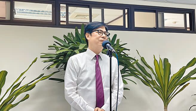 高雄市長陳其邁1日接受媒體聯訪，談到對於藍白合持保留態度，他提到，依照過去經驗，硬送作堆都不太好，不能把台灣政治當實驗品。（洪靖宜攝）