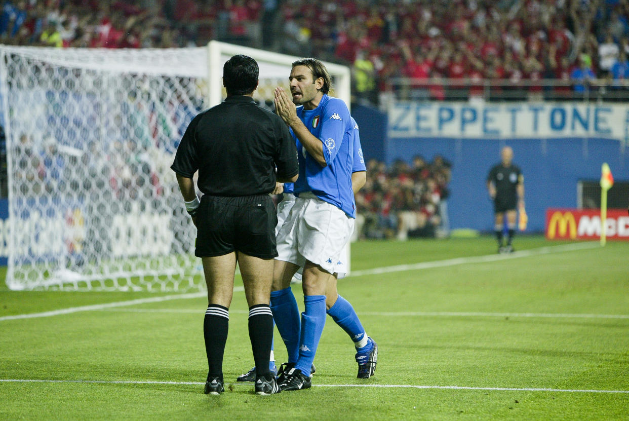 Cristiano Zanetti de Italia protesta al árbitro ecuatoriano Byron Moreno durante el partido de octavos de final contra Corea del Sur del Mundial de Corea y Japón 2002. (Foto: Simon Bruty/Anychance/Getty Images)