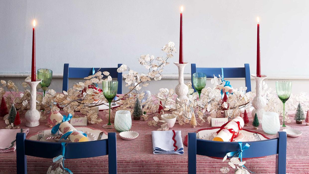  A christmas table. 