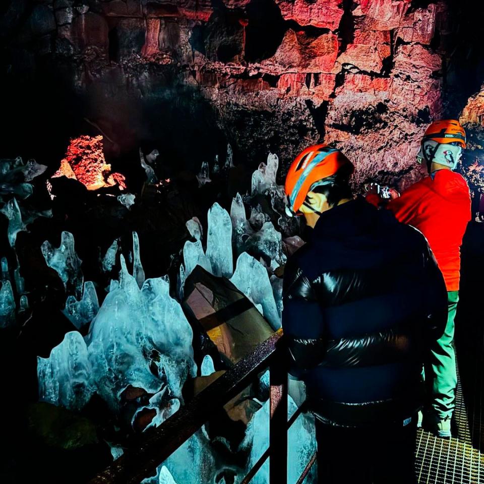 Interior del Túnel de Lava en Islandia