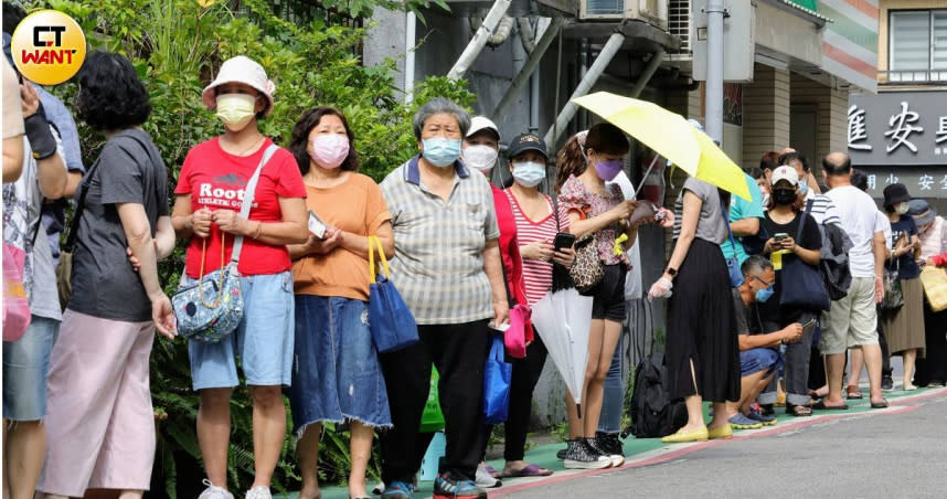 一早就有民眾排隊。（圖／方萬民攝）