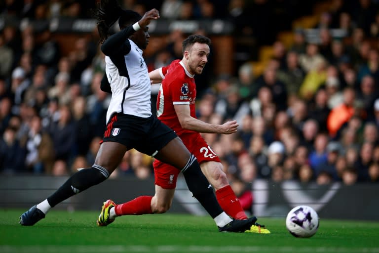 Diogo Jota, delantero portugués del Liverpool, durante la acción del tercer gol en la victoria de su equipo (1-3) ante el Fulham en la 34ª jornada de la Premier League, el 21 de abril de 2024 (BENJAMIN CREMEL)