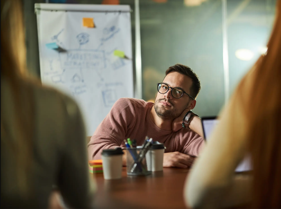 Einige Arbeitnehmer haben das Gefühl, in ihrem Job festzustecken, da sich der Arbeitsmarkt endlich abkühlt. - Copyright: skynesher/Getty Images