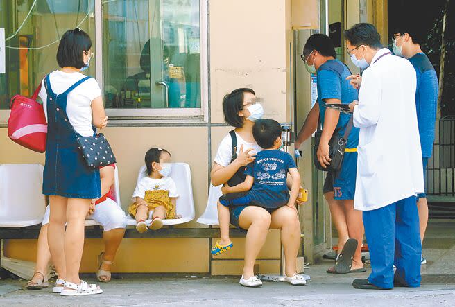 國內昨新增4例兒童MIS-C案例。圖為家長帶小朋友至醫院急診室就醫（非新聞當事人）。（本報資料照片）