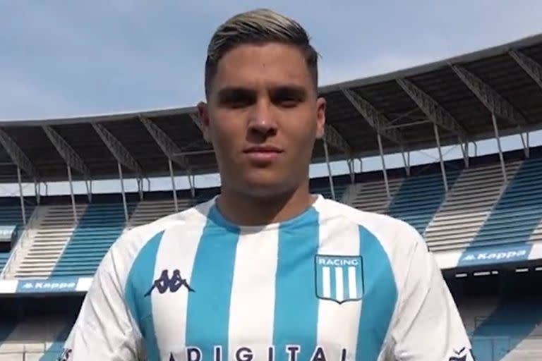 Juanfer Quintero fue presentado en Racing tras algunas semanas de zozobra