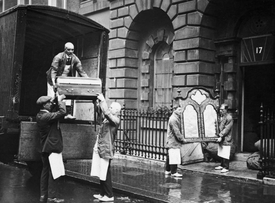 May 1923:  Workmen remove the Duke of York's furniture from 17 Bruton Street, London. The house belongs to the Strathmores, the parents of the Duchess of York.  (Photo by Topical Press Agency/Getty Images)