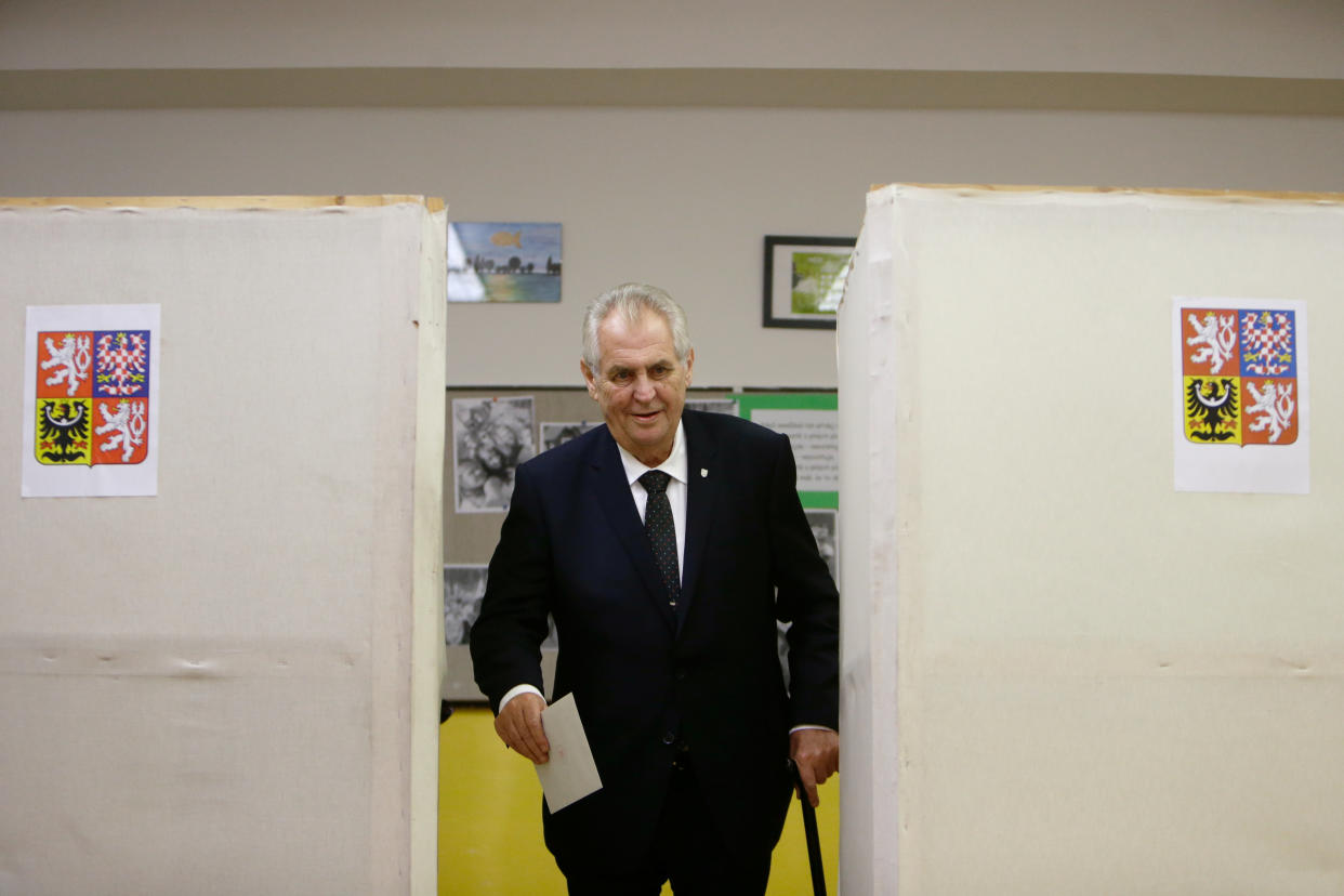 Czech President Milos Zeman casts his vote in parliamentary elections at a polling station in Prague on Oct. 20, 2017. (Photo: David W Cerny/Reuters)