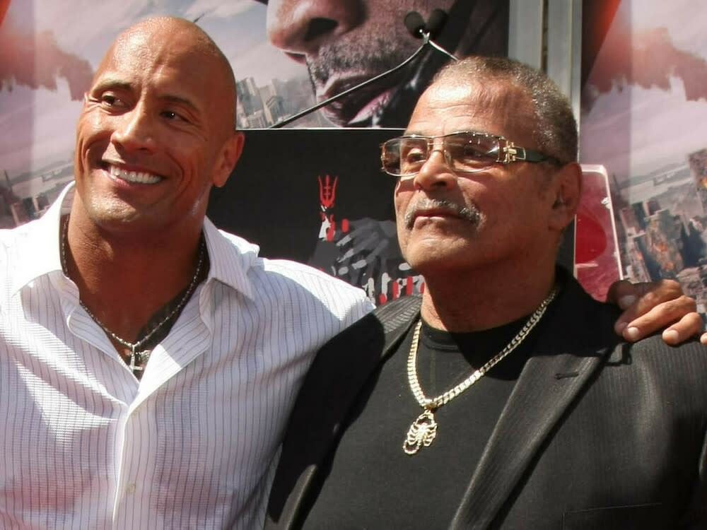 Dwayne und Rocky Johnson gemeinsam in Los Angeles (Bild: s_bukley/ImageCollect)