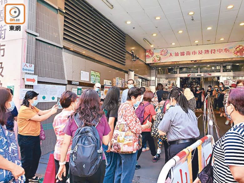 大埔墟街市人流眾多，巿民昨日掃安心出行入內要花一些時間。（容惠玲攝）  大埔墟