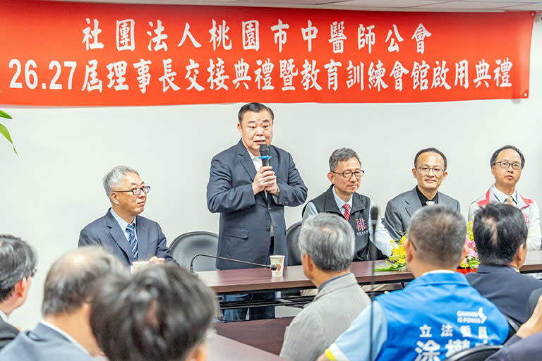 桃市中醫師公會教育會館落成暨理事長交接典禮中，議長邱奕勝致詞期勉攜手合作提升醫療品質。（圖市府提供）