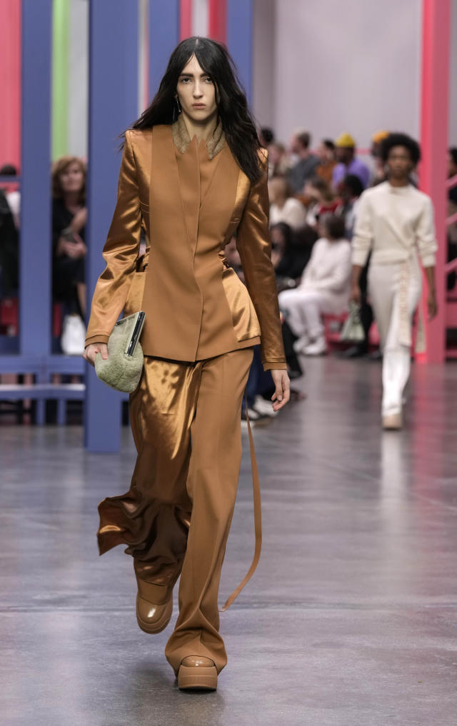 Woman with beige Fendi bag and leopard skin print dress before Fendi fashion  show, Milan Fashion Week street style – Stock Editorial Photo © AndreaA.  #326233642