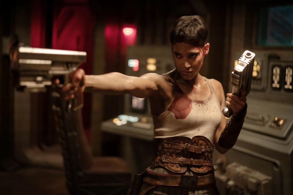 Rund vier Monate nach dem ersten Teil der "Rebel Moon"-Saga jettet die geheimnisvolle Kora (Sofia Boutella) bei der Suche nach Revoluzzern in "Rebel Moon - Teil 2: Die Narbenmacherin" erneut durchs All. (Bild: Netflix / Clay Enos)