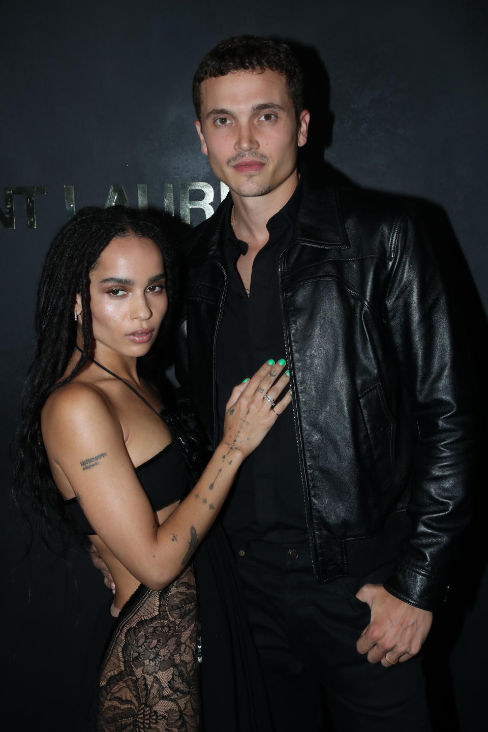 Karl Glusman und Zoë Kravitz