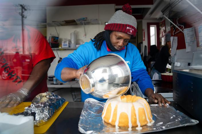 Willie Ray Fairley, the owner of Willie RayÕs ÒQÓ Shack, frosts a cake at his location in Cedar Rapids, Thursday, Nov. 17, 2022.