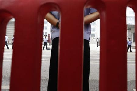 Policemen guard the entrance of the Jinan Intermediate People's Court where the trial of disgraced Chinese politician Bo Xilai will be held, in Jinan, Shandong province September 22, 2013. REUTERS/Aly Song