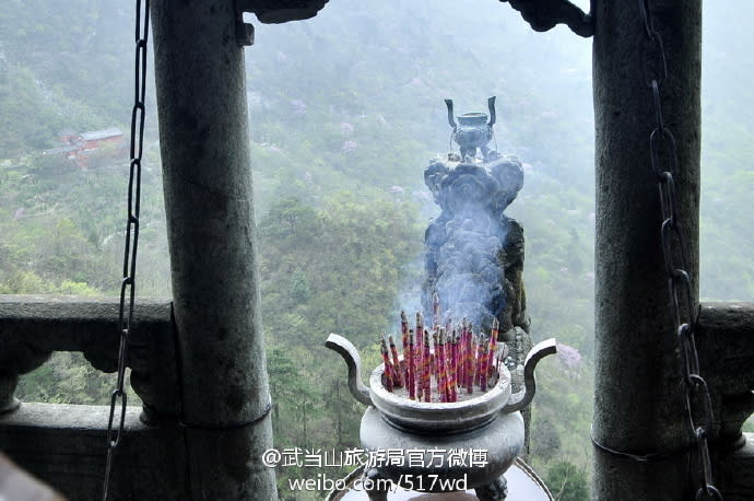 廟方如今在龍頭香前另設置一座香爐讓民眾上香。（圖／翻攝自武當山官方微博）