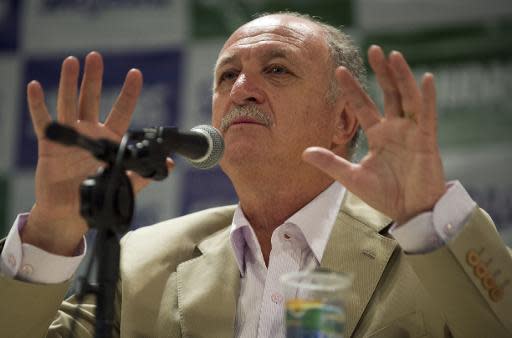 El DT de la selección brasileña, Luiz Felipe Scolari, habla durante el seminario 'Fútbol y Psicología' organizado en la universidad Sao Judas Tadeo de Sao Paulo, el 24 de abril de 2014. (AFP | NELSON ALMEIDA)