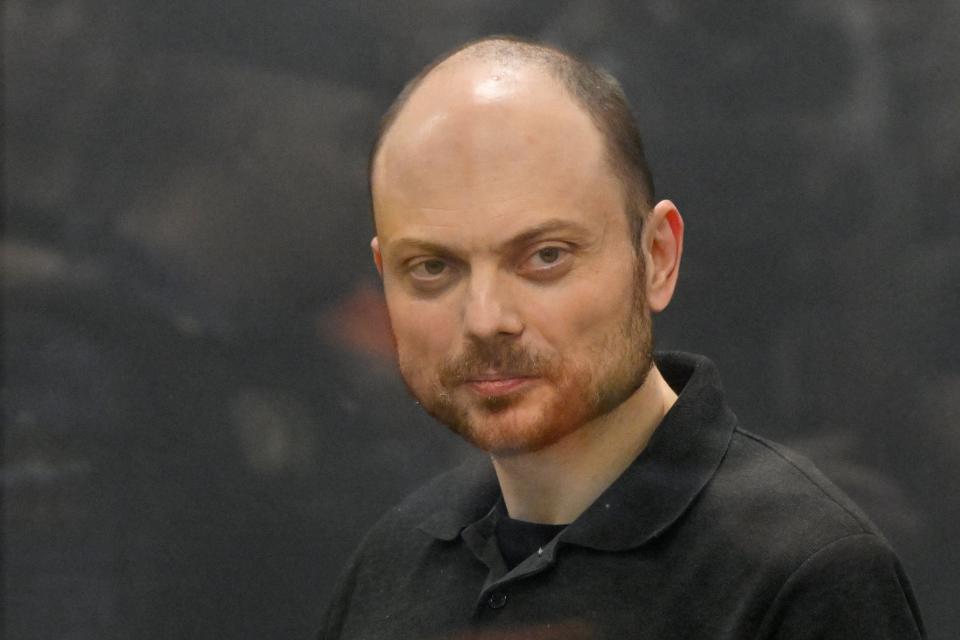 Russian opposition activist Vladimir Kara-Murza stands in a glass cage in a courtroom during announcement of the verdict on appeal at the Moscow City Court in Moscow, Russia, 31 July 2023 (AP)