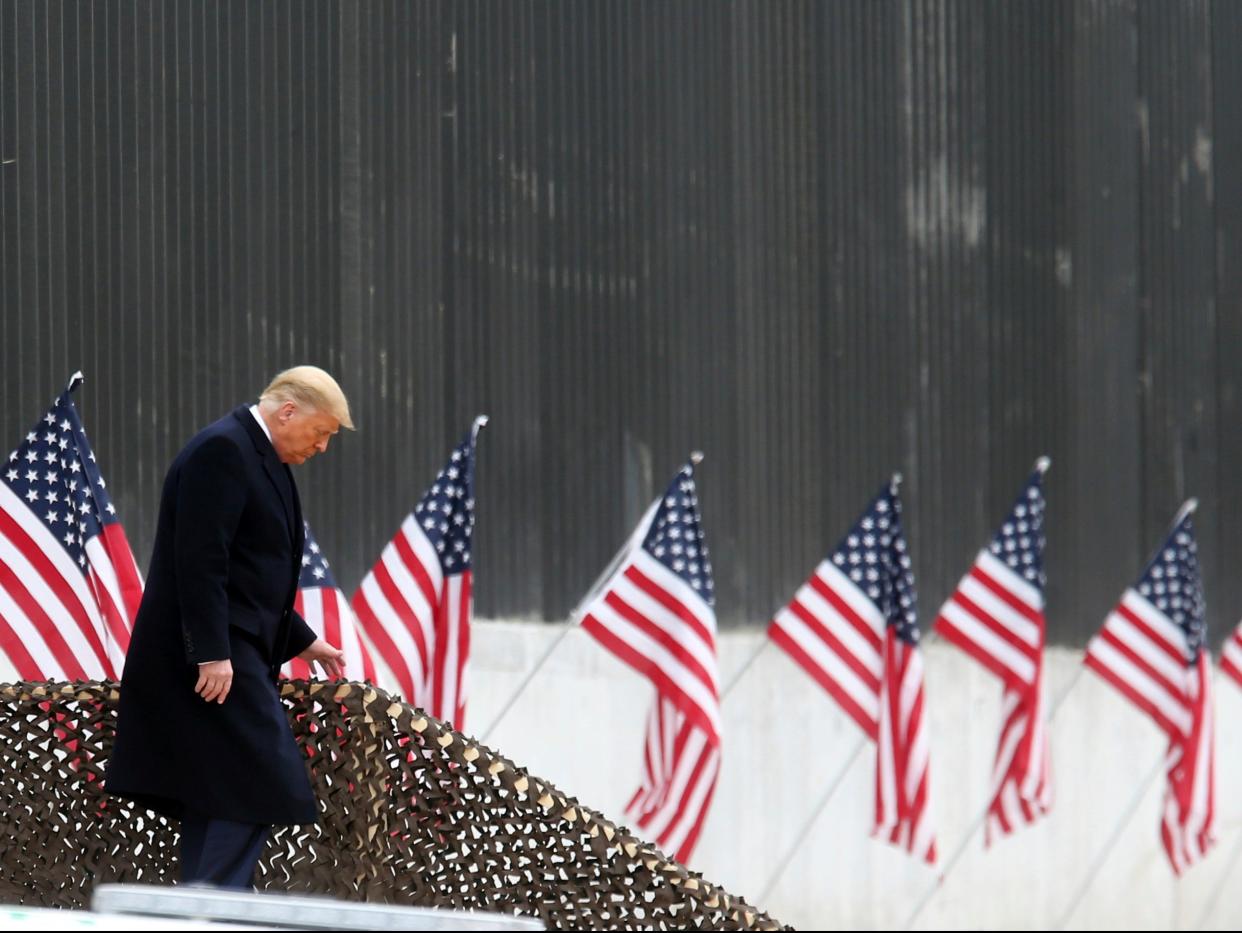 El presidente Donald Trump baja los escalones antes de un discurso cerca de una sección del muro fronterizo entre Estados Unidos y México (AP)