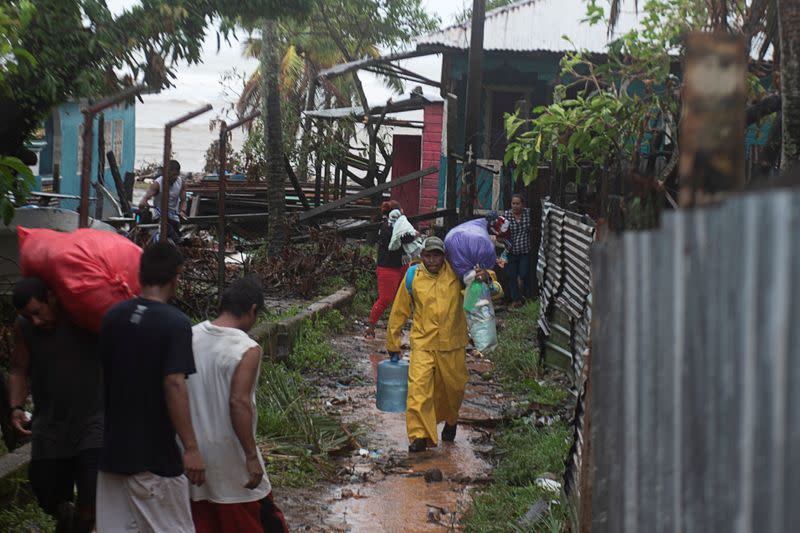 Las personas llevan sus pertenencias mientras se dirigen a un refugio cuando el huracán Iota se acerca a Puerto Cabezas, Nicaragua.