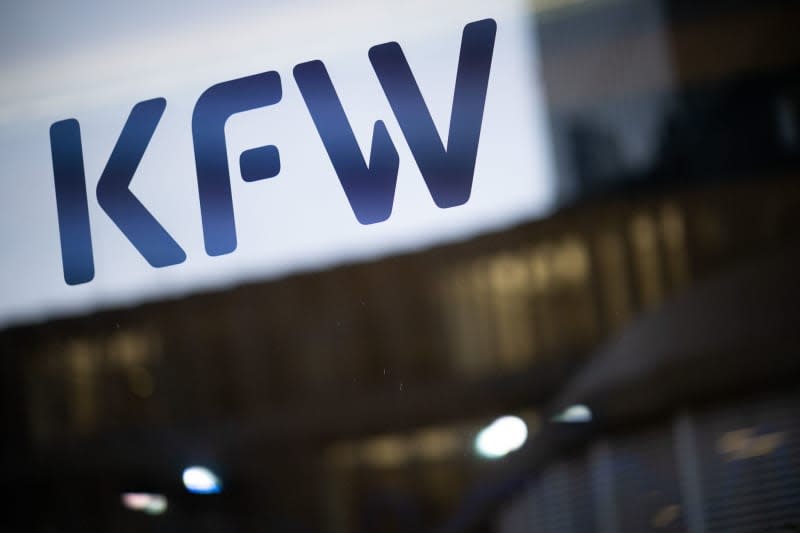 The logo of the promotional bank KfW stands on a pane of glass in front of lights in offices during a press conference of the promotional bank Kreditanstalt fuer Wiederaufbau (KfW). Sebastian Gollnow/dpa
