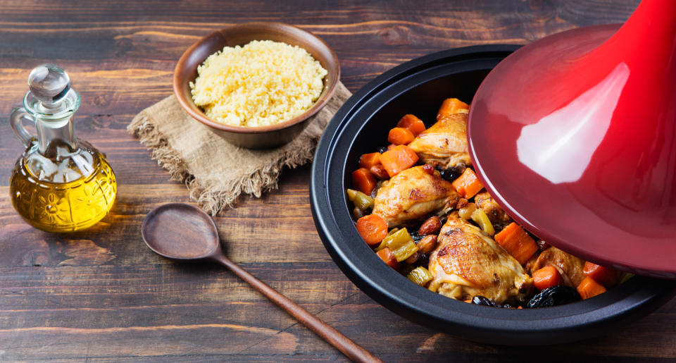 Schon mal selbst mit einer Tajine gekocht? Nein? Dann entgeht dir was! (Bild: Getty Images)