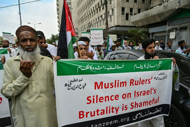 Unos partidarios y activistas del grupo religioso Tanzeem-e-Islami expresan su solidaridad con los palestinos, el 31 de mayo de 2024 en la ciudad paquistaní de Karachi (Asif Hassan)