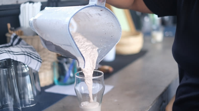 bartender pouring smoothie drink 