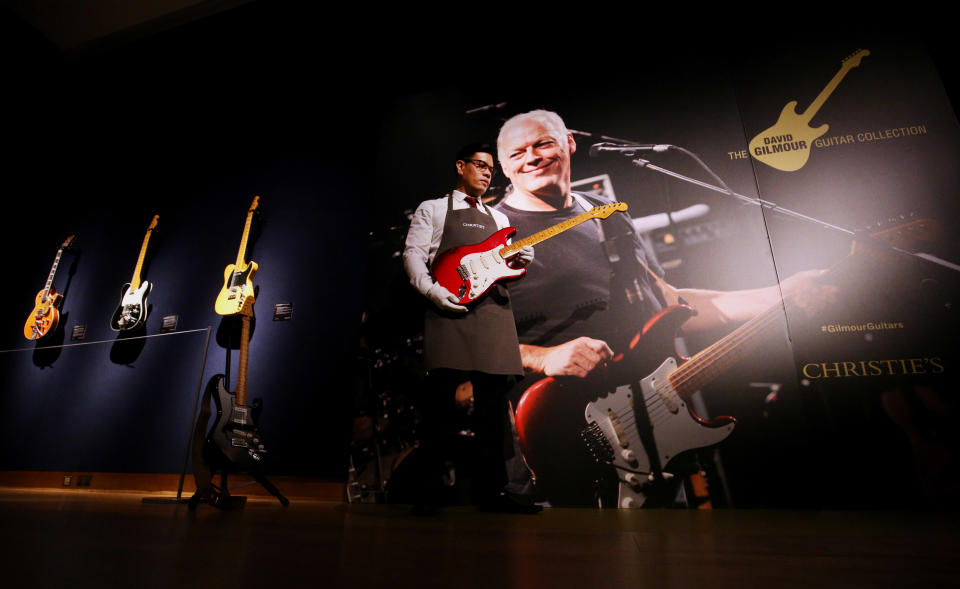 Exposición itinerante previa a la venta de la colección personal de guitarras de David Gilmour de Pink Floyd en Christie's en Londres. (Getty)