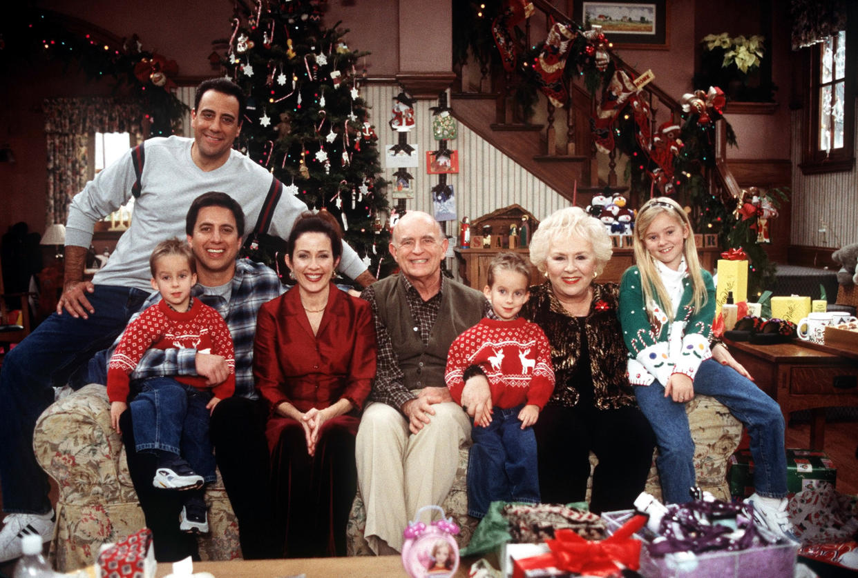 The cast of Everybody Loves Raymond assembles for a Christmas episode (Photo: CBS/Courtesy Everett Collection)