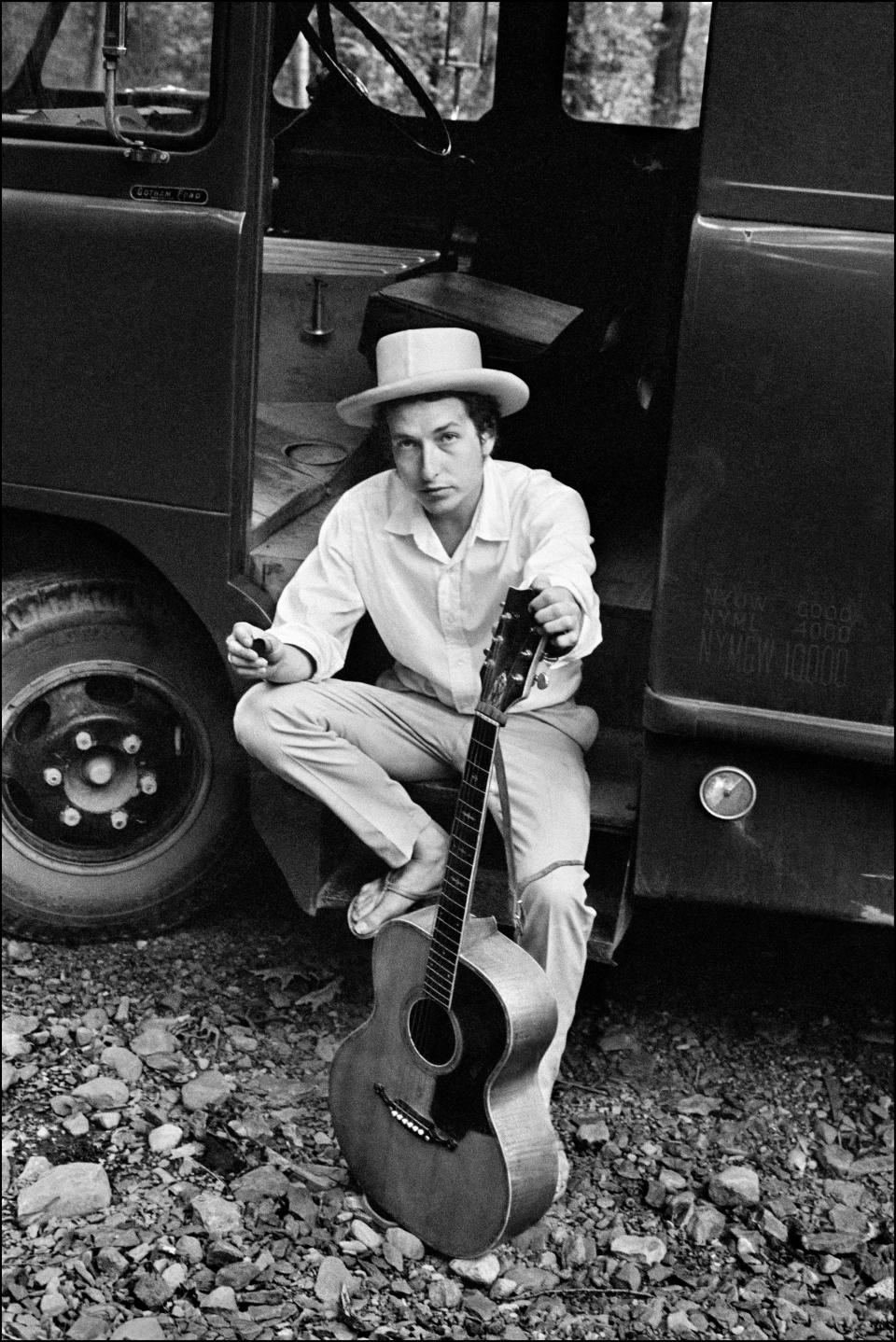 In 1968, Bob Dylan was photographed by Elliott Landy for the cover of The Saturday Evening Post, at his home in Woodstock. According to Landy, “Although he was comfortable with me, he was nervous in front of the camera, and his uneasiness made it difficult for me.”