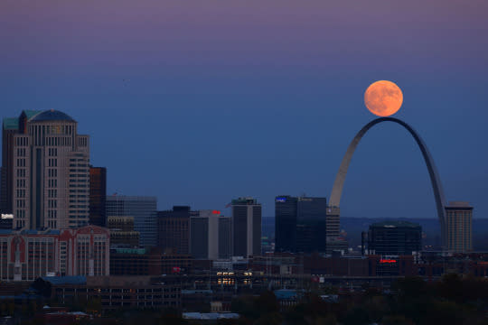 La luna se eleva más allá del Arco en San Luis como se ve desde la Torre de Agua Compton Hill el domingo 13 de noviembre de 2016. (David Carson / St. Louis Post-Dispatch vía AP)