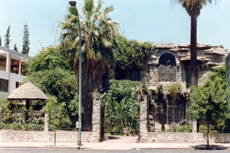 La casa de las piedras estuvo en la avenida Cabildo 66 entre 1914 y 1990, y fue la última muestra de estilo de grutescos y rocallas de la ciudad de Buenos Aires