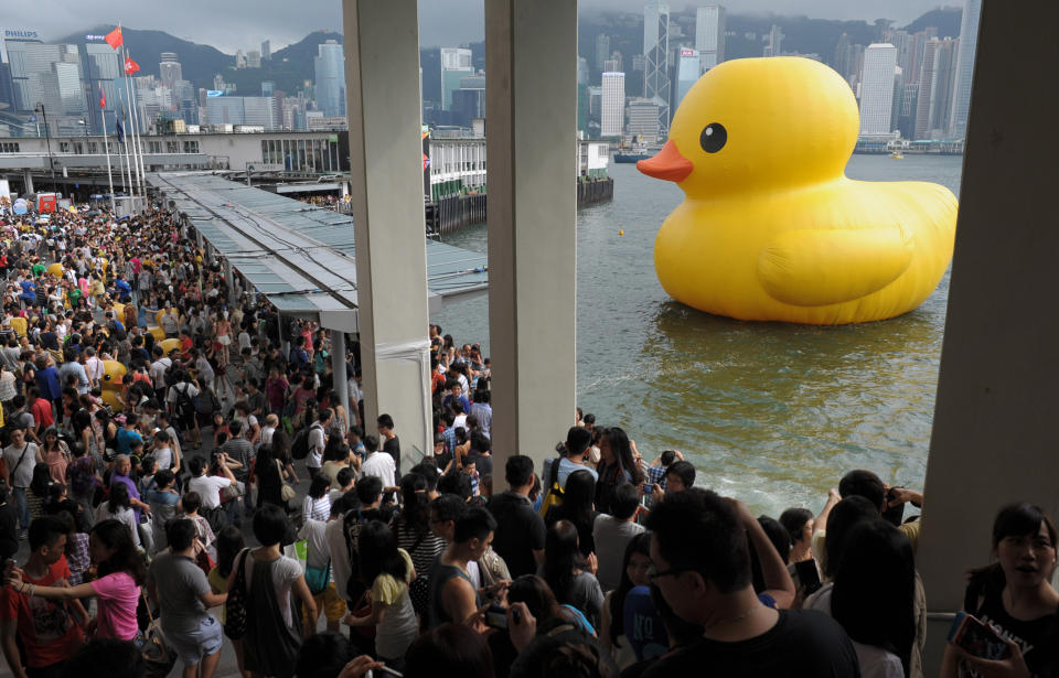 黃鴨 Rubber Duck 十年前初次在維港粉墨登場，引來大批市民打卡，逼爆海港城對出範圍。(RICHARD A. BROOKS/AFP via Getty Images)