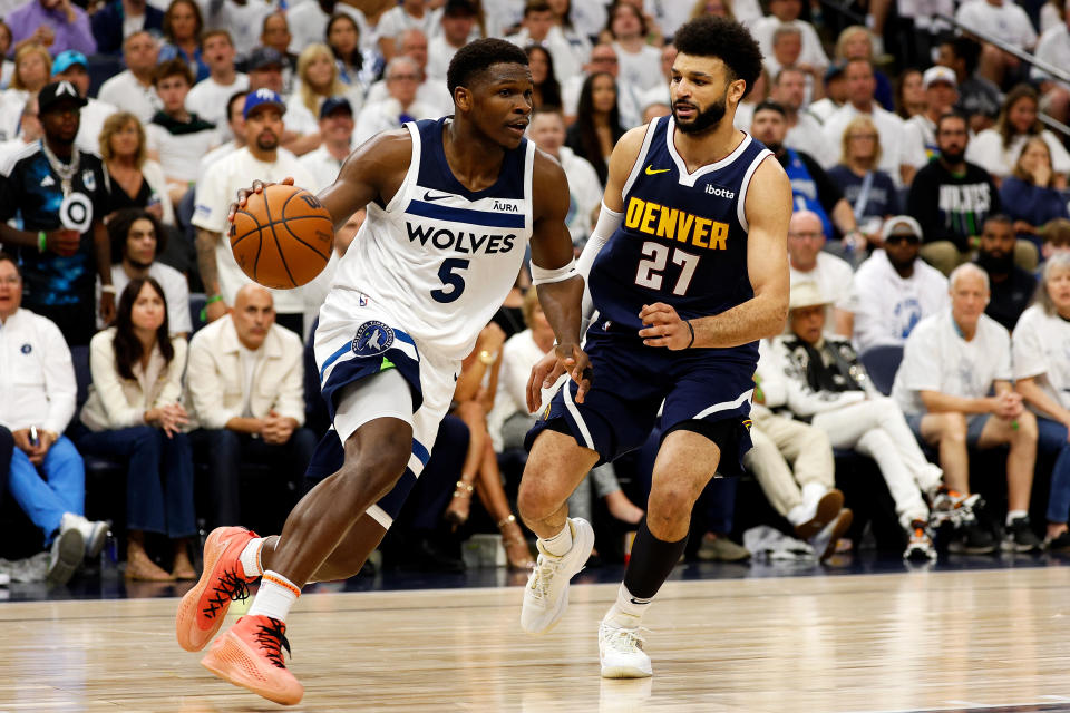 Anthony Edwards, de los Minnesota Timberwolves, superó a Jamal Murray, de los Denver Nuggets, a lo largo de los 7 partidos que duró su seriuo en playoffs. (Foto: David Berding/Getty Images)