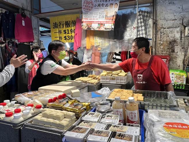 林佳龍今天前往建國市場掃街。（李奇叡攝）