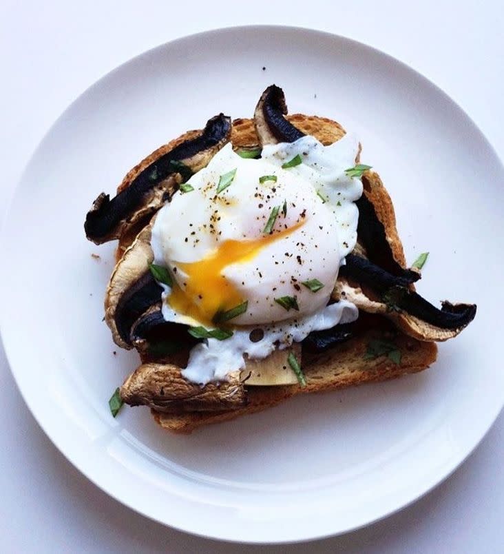 Champignons und pochiertes Ei auf Toast